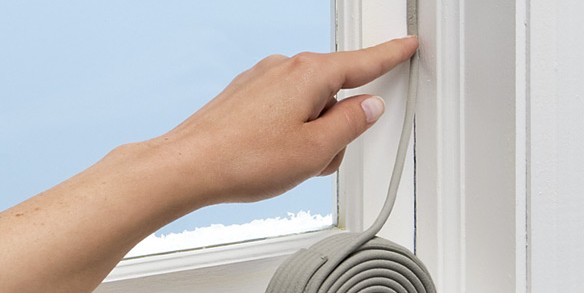 Poser un joint d'isolation sur une fenêtre